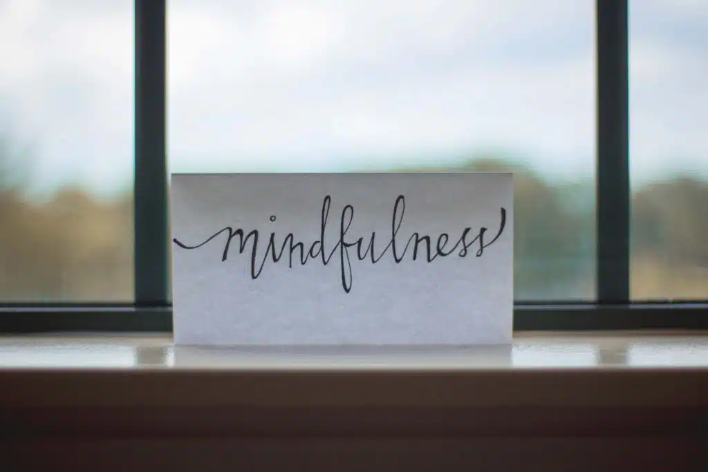 Mindfulness based Stress Reduction (MBSR): Laut Studien reduziert Meditation Stress, erhöht die Konzentration & schützt vor Burnout. Wie Sie richtig meditieren & was Achtsamkeit im Alltag wirklich kann.