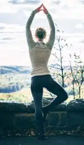 Der Baum, Yogaübung, Yoga, Yoga-Übungen, Büro, Joga, Yogaübungen, Positionen, Stellungen, Geschäftsführer, fit in der Arbeit, Stress, Work-Life-Balance, Business-Yoga