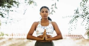 Verspannungen, Stress und Müdigkeit? Versuchen Sie's doch mit Business-Yoga: 7 einfache und schnelle Yoga-Übungen für Büro und Arbeitsalltag.